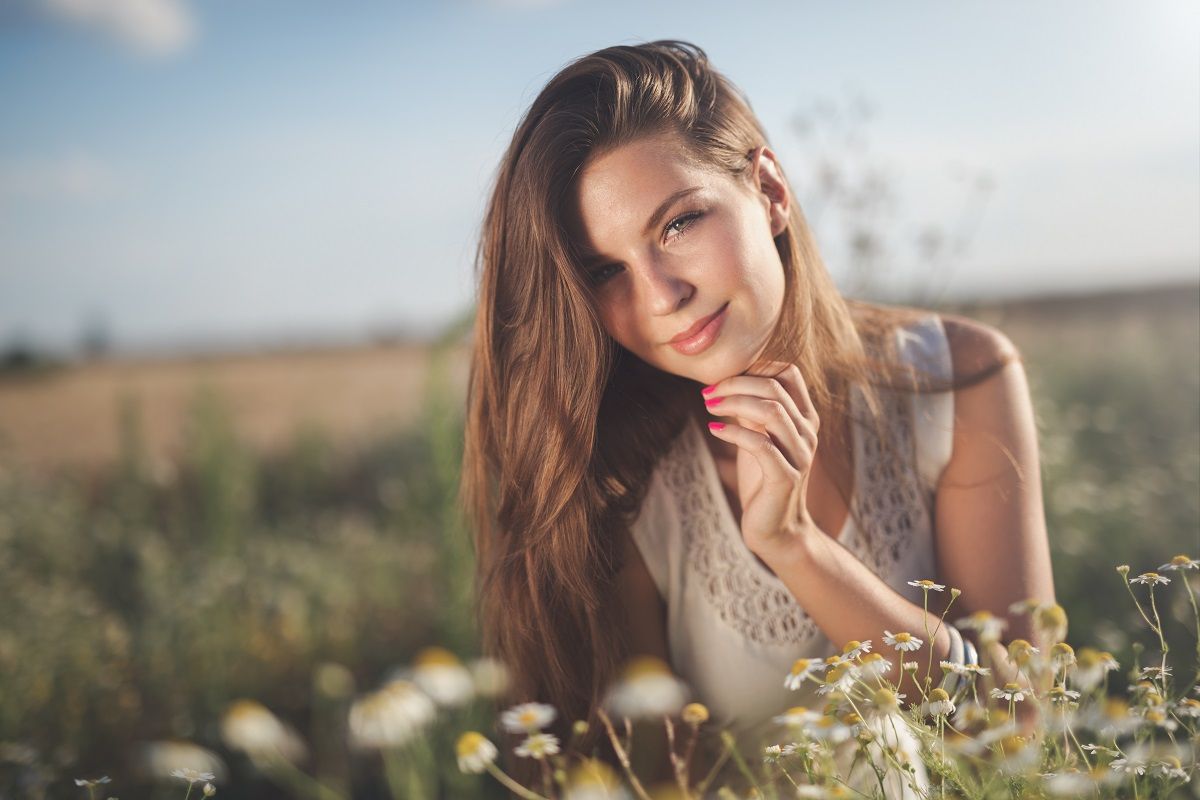 красива жена снимана на поляна с цветя