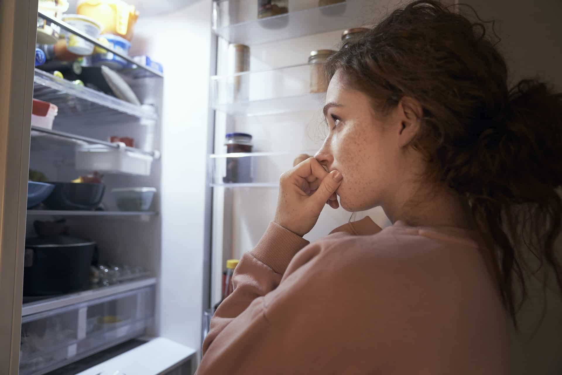 жена си избира продукт от хладилника вкъщи