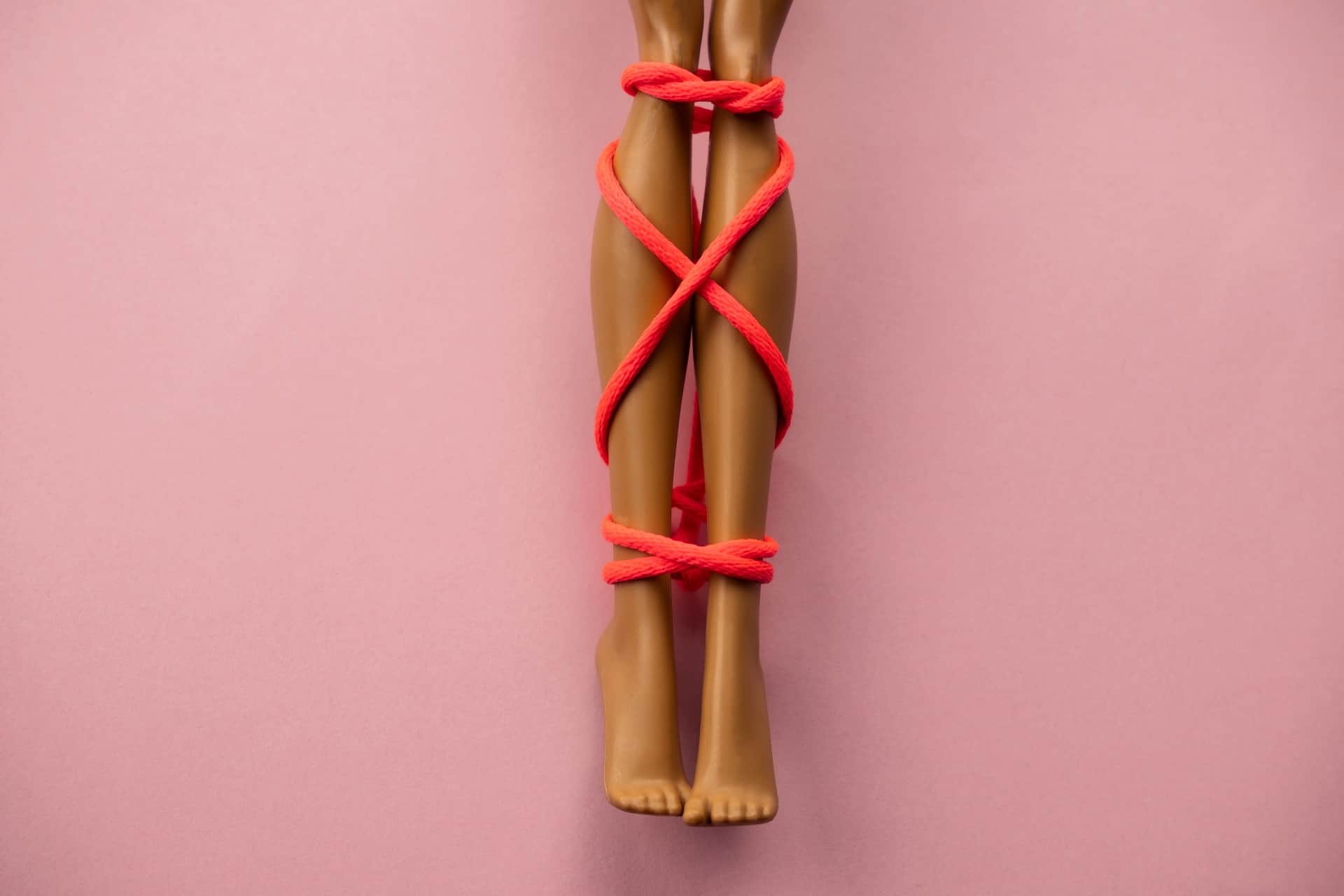 Крака на кукла манекен обвързани с въже