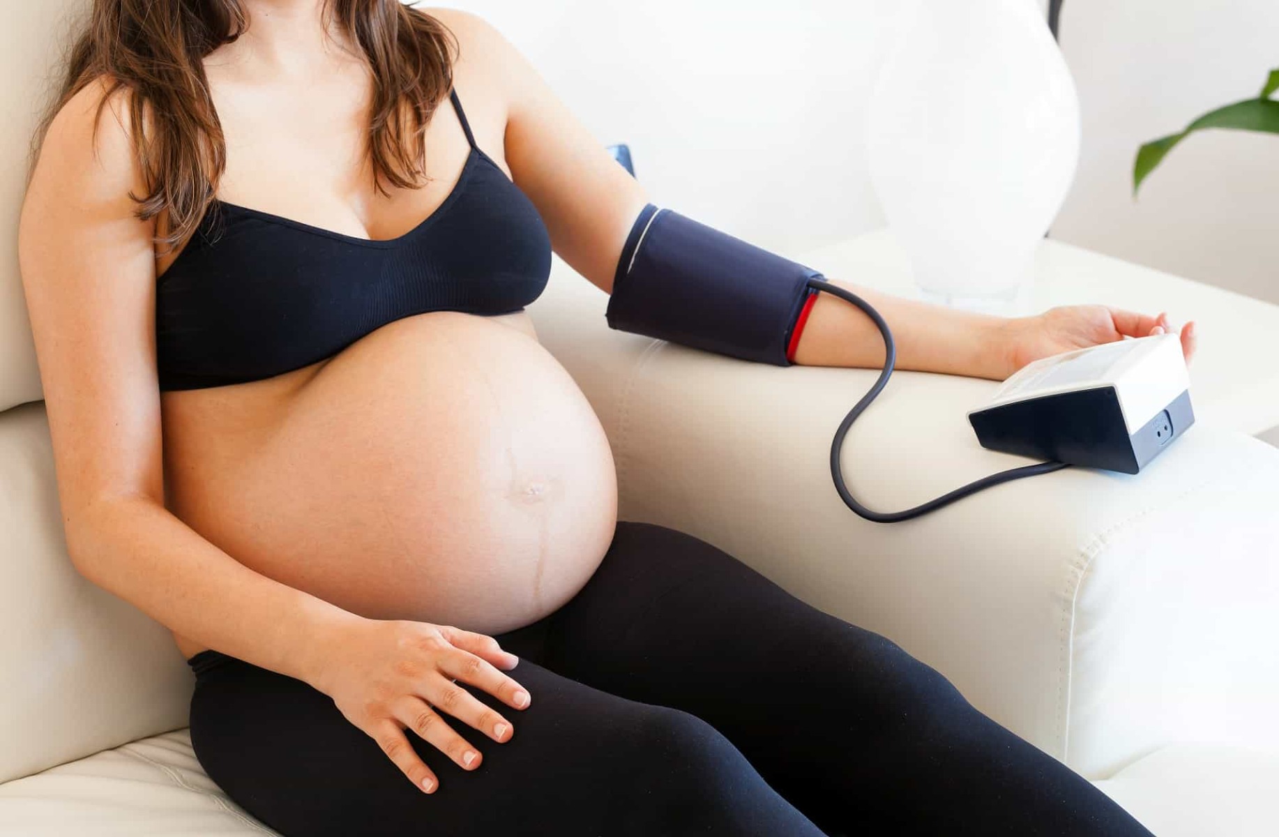 Бременна жена мереща кръвното си