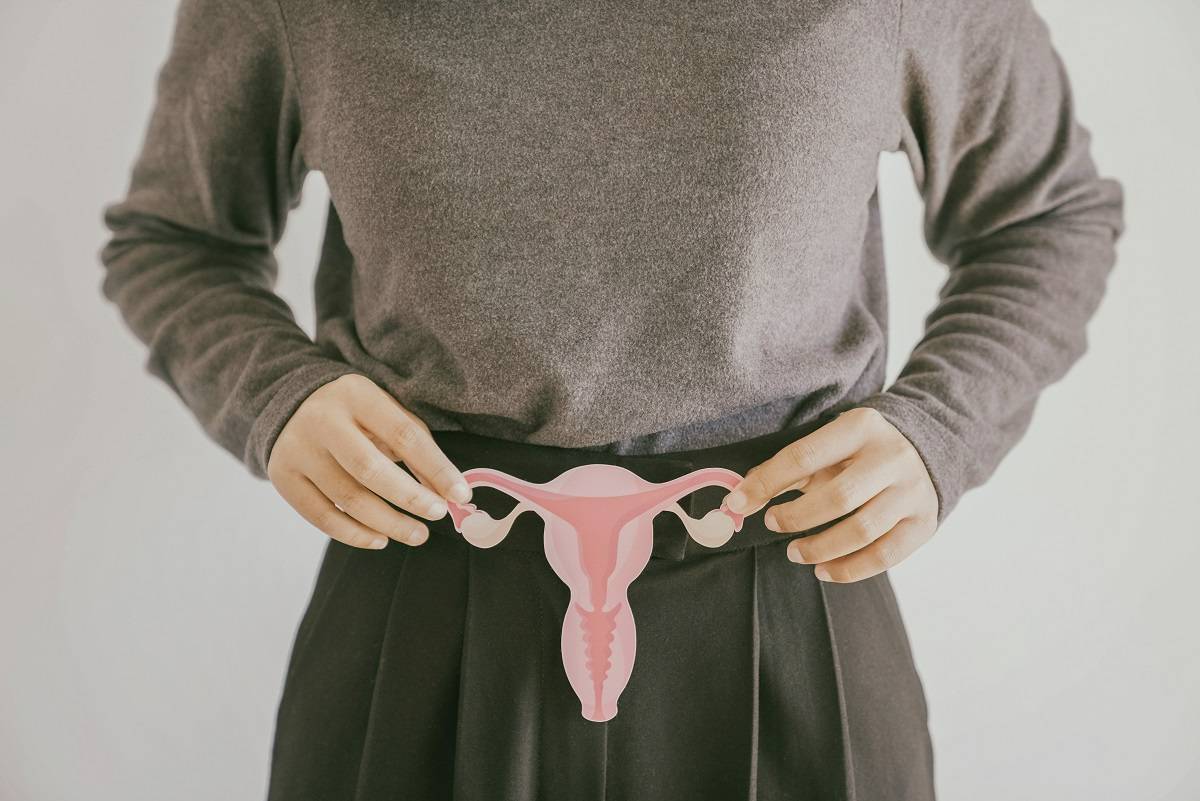 Жена държаща макет на женски репродуктивен орган