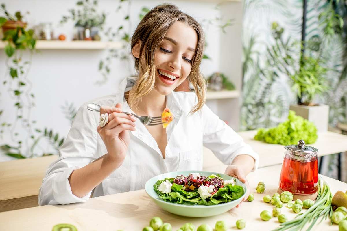 Жена хранеща се здравословно