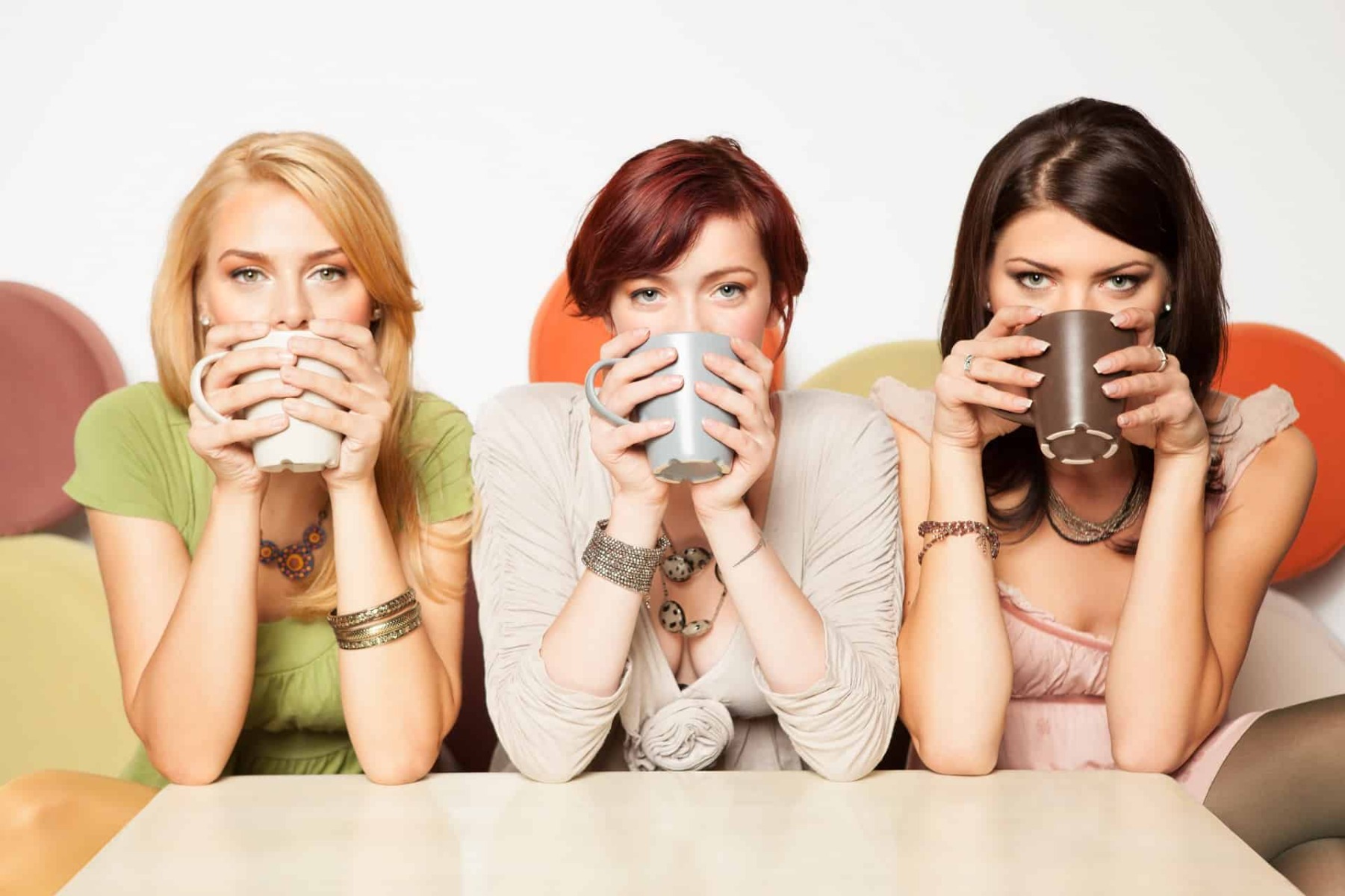 три жени пият кафе
