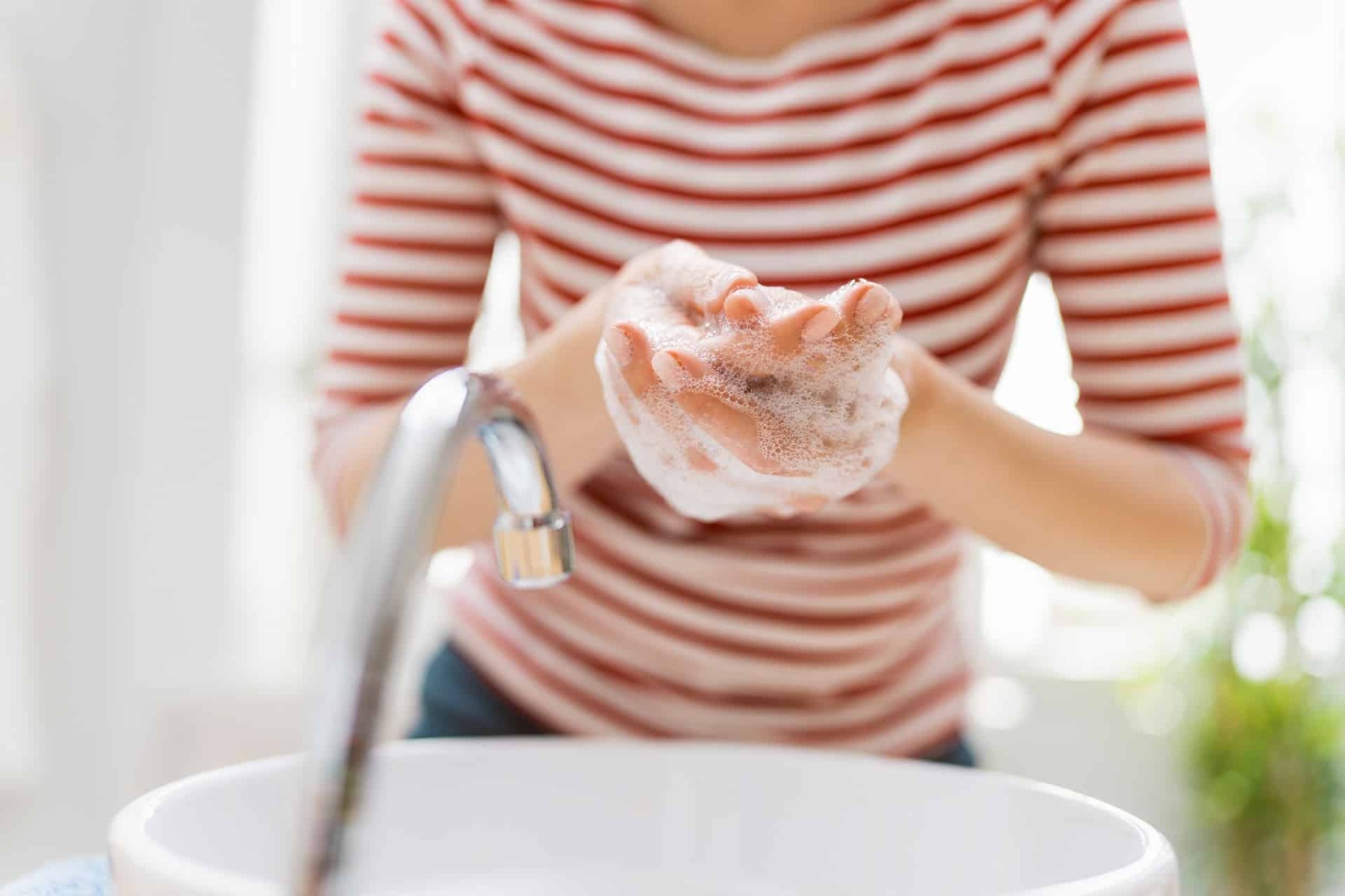 жена мие ръцете си на мивката
