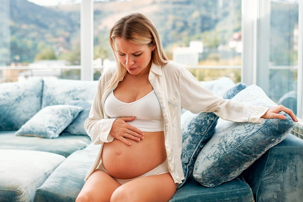 бременна жена с болки в корема