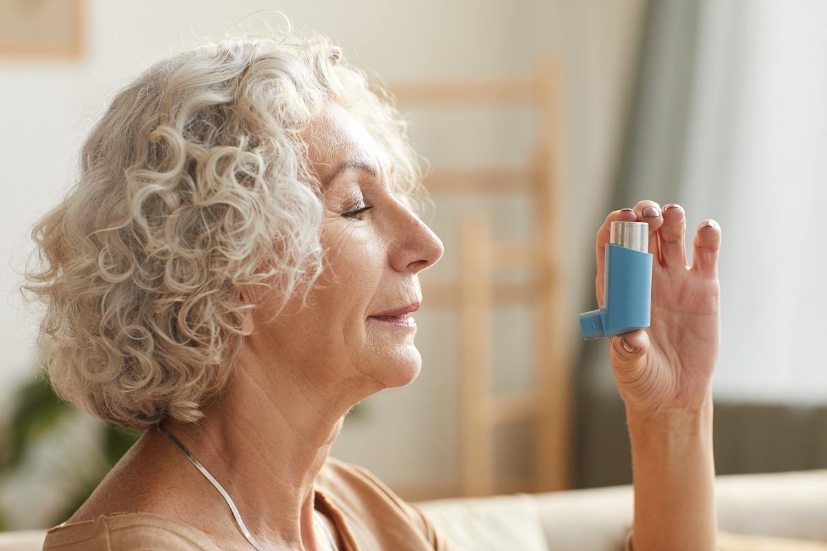 възрастна жена държи инхалатор