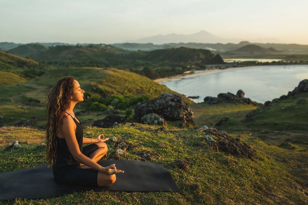 Жена практикува йога медитация в планината