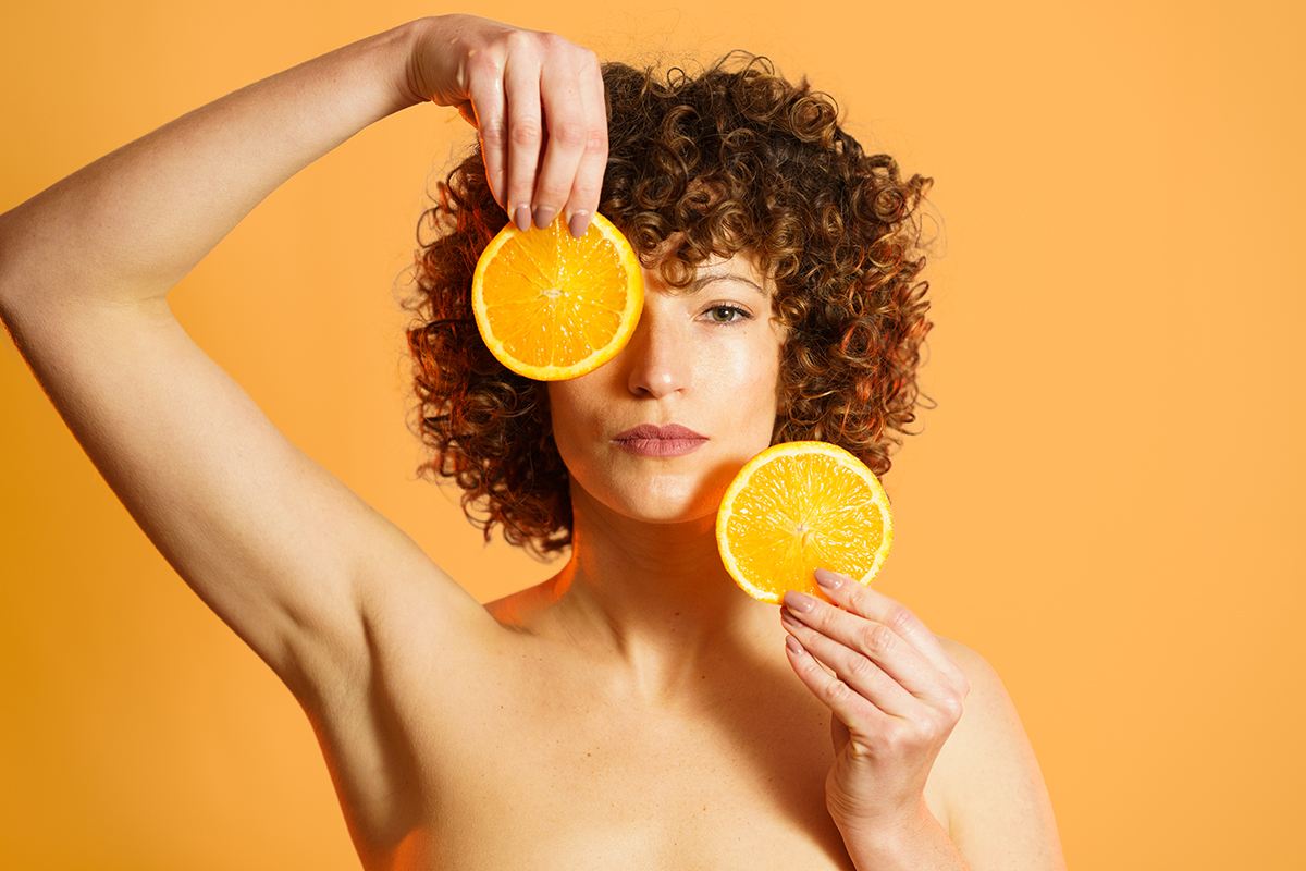 Жена, държаща парчета портокал